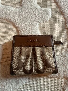 NWOT Coach Small Signature Canvas Wallet in La and Tan